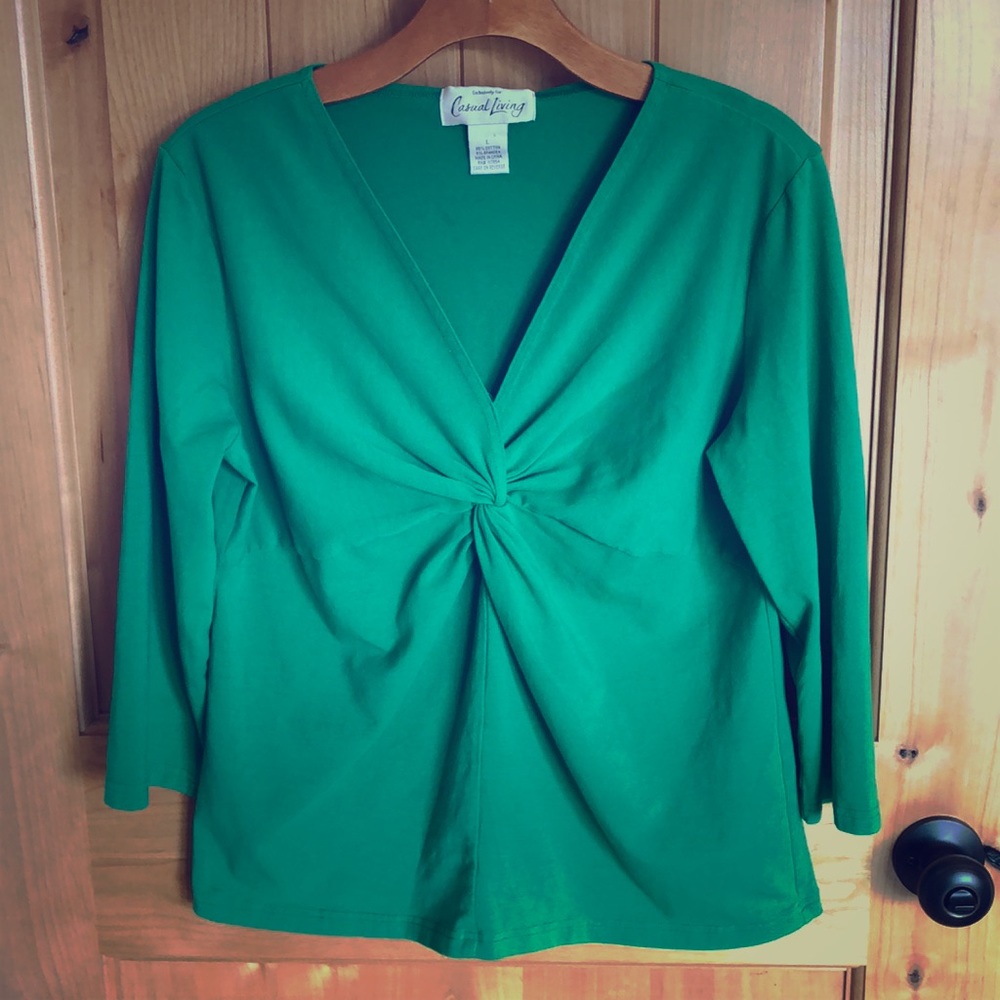 3/$15💰Flattering Cotton-Spandex Top - L